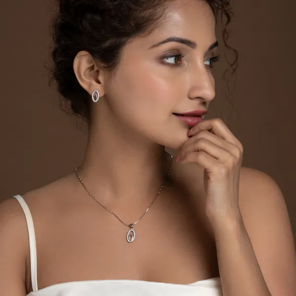 Elegant_Oval_Crystal_Pendant_Necklace
