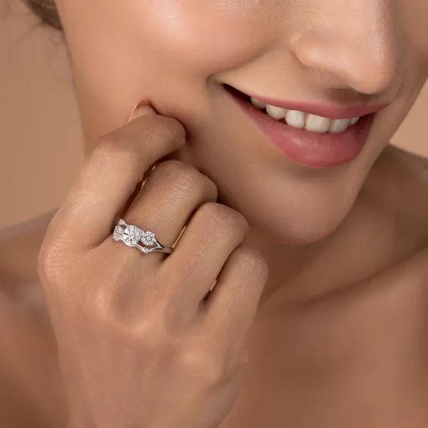 Elegant_Diamond_Cluster_Ring_In_White_Gold