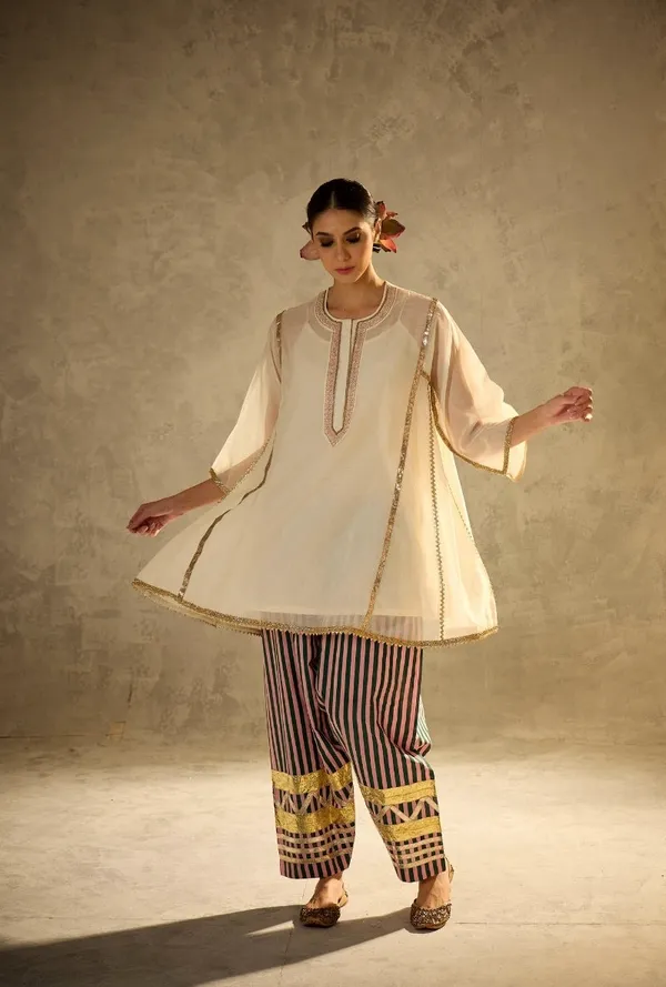 Elegant_Off_White_Kurta_Set_With_Embroidered_Striped_Pants