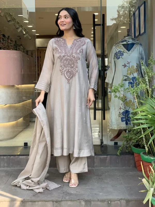 Elegant_Off_White_Embroidered_Cotton_Kurta_Set_With_Dupatta