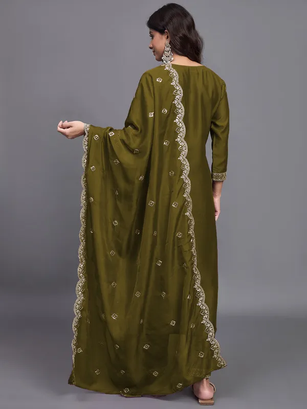 Mehendi_Green_Embroidered_Kurta_Set_With_Dupatta_Women's_Ethnic_Wear