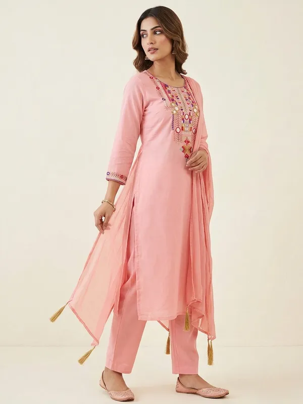 Pink_Embroidered_Kurta_Set_With_Dupatta_Ethnic_Wear_For_Women