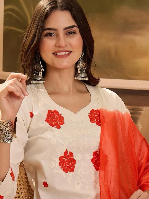 Women's_White_Embroidered_Kurta_Set_With_Tricolour_Dupatta