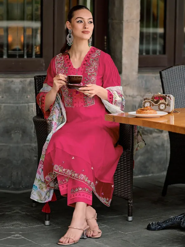 Pink_Embroidered_Kurti_Set_With_Floral_Dupatta_Traditional_Pakistani/Indian_Ethnic_Wear