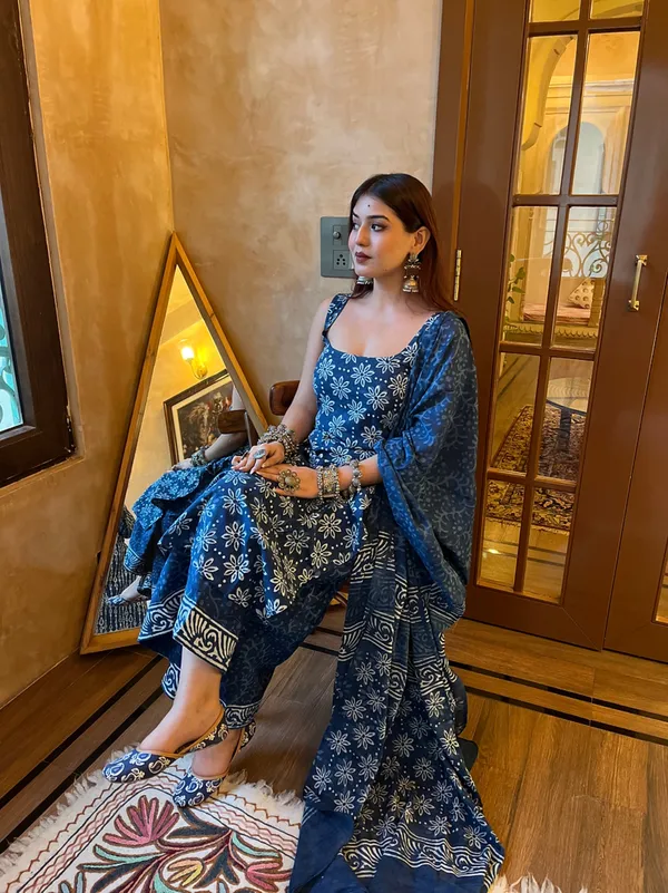 Blue_Floral_Embroidered_Ethnic_Kurta_Set_With_Dupatta