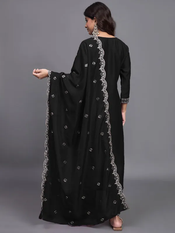 Black_Embroidered_Ethnic_Suit_Set_With_Dupatta