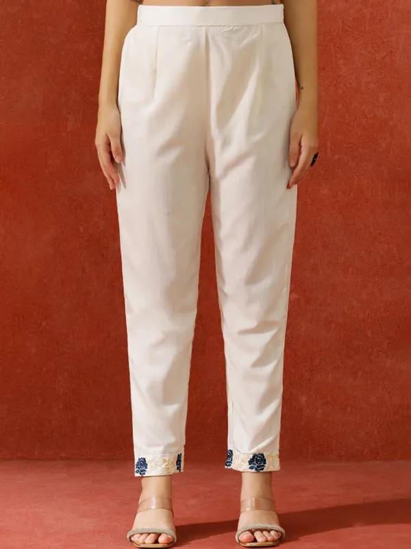 Women's_White_Embroidered_Kurta_Set_With_Tricolour_Dupatta