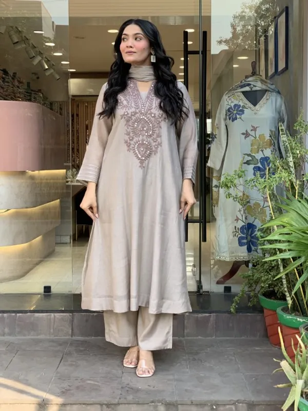 Elegant_Off_White_Embroidered_Cotton_Kurta_Set_With_Dupatta