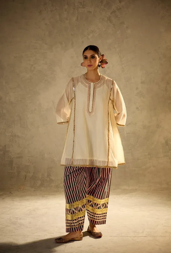 Elegant_Off_White_Kurta_Set_With_Embroidered_Striped_Pants