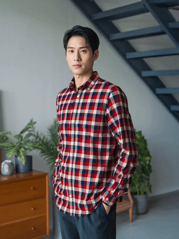Red_And_Navy_Blue_Check_Cotton_Poplin_Casual_Shirt_For_Men