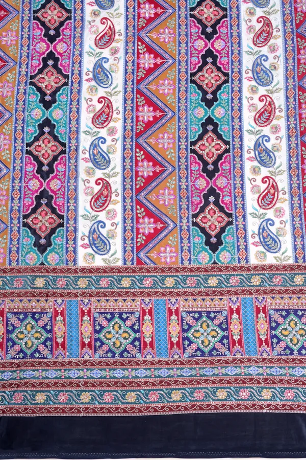 Natural_Crepe_White_Geometric_Ethnic_Placement_Print_Fabric_With_Paisley_Ornamental_Border