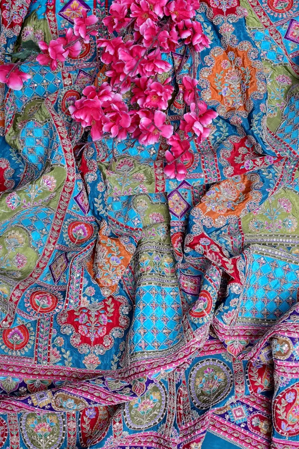 Geometric_Ornamental_Placement_Print_Fabric_With_Heavy_Border
