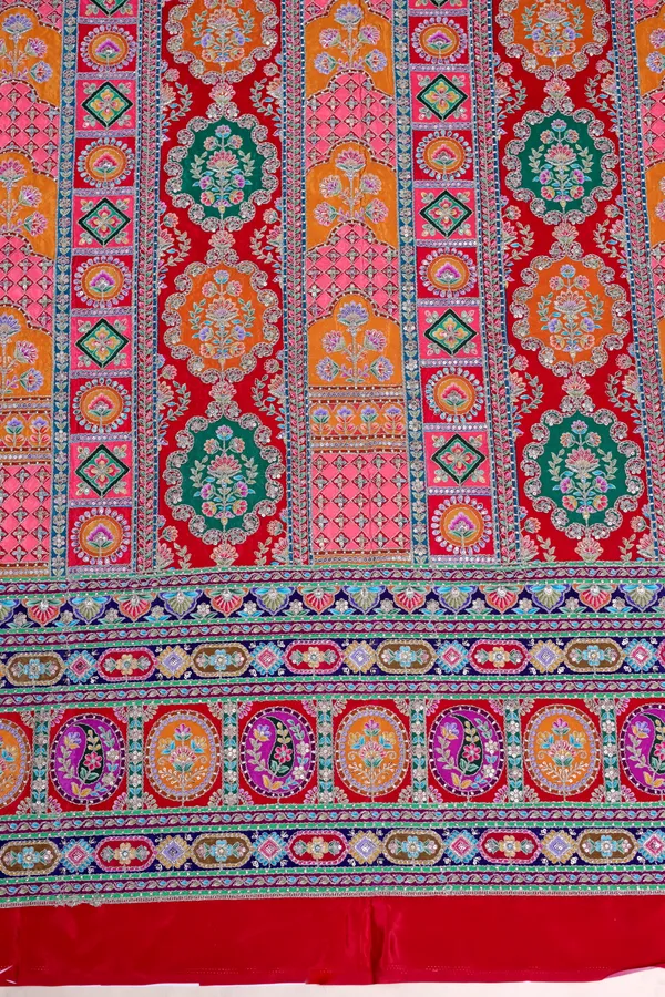Geometric_Ornamental_Placement_Print_Fabric_With_Heavy_Border
