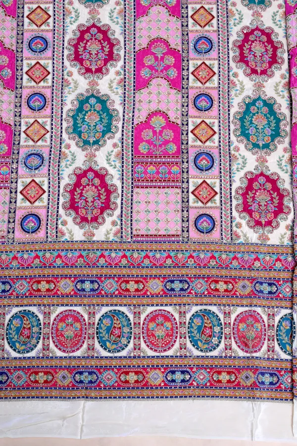 Geometric_Ornamental_Placement_Print_Fabric_With_Heavy_Border