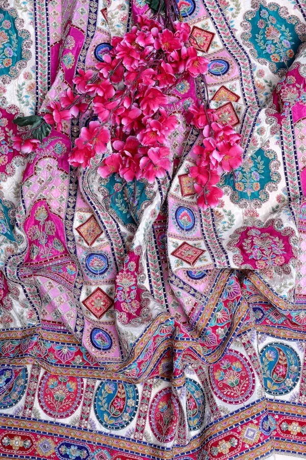 Geometric_Ornamental_Placement_Print_Fabric_With_Heavy_Border