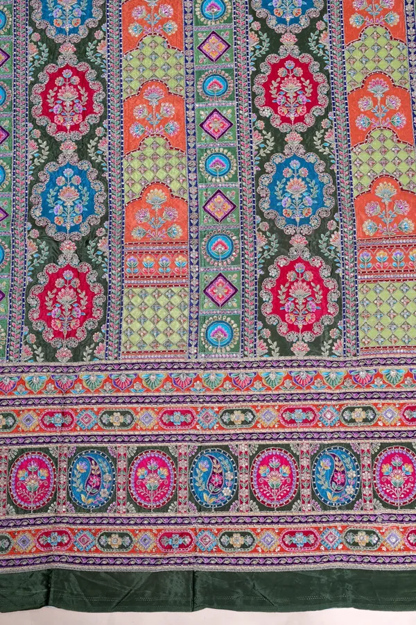 Geometric_Ornamental_Placement_Print_Fabric_With_Heavy_Border