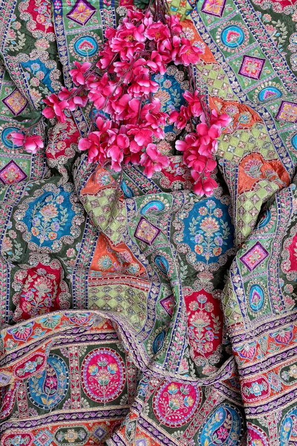 Geometric_Ornamental_Placement_Print_Fabric_With_Heavy_Border