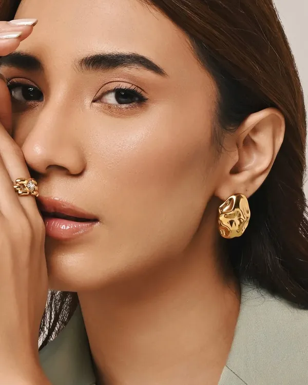 Kareena_X_Hue_And_Her_Gold