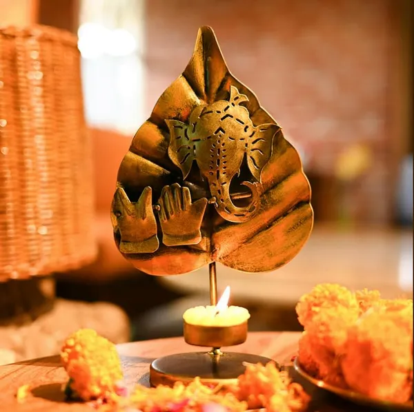 Decorative_Brass_Ganesha_On_Leaf_Candle_Stand_With_Tealight_Holder