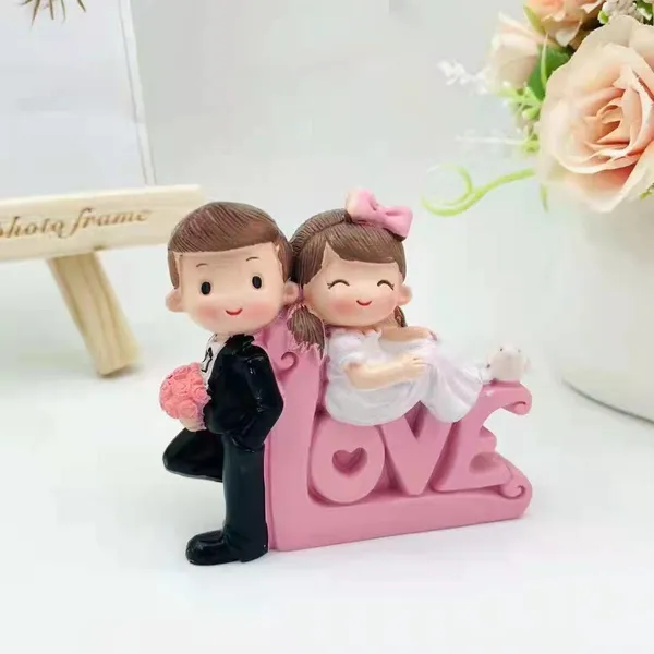 Bride_And_Groom_Love_Figurine_Wedding_Cake_Topper