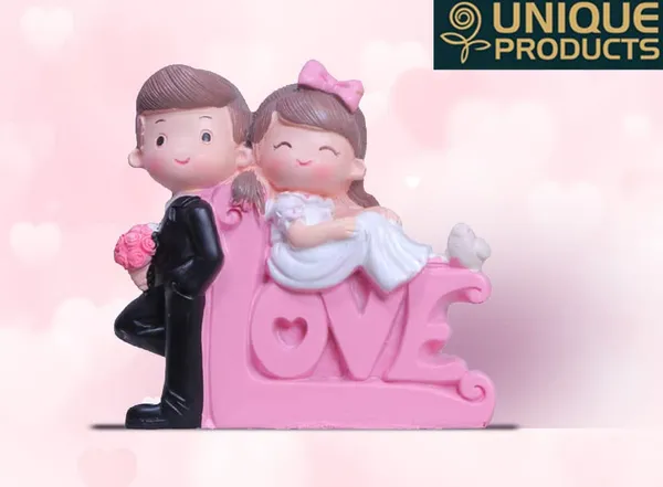 Bride_And_Groom_Love_Figurine_Wedding_Cake_Topper