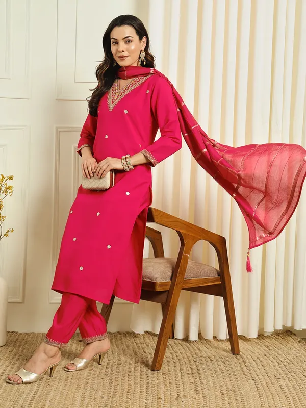 Pink_Roman_Silk_Thread_Embroidered_Kurta_With_Pant_Dupatta_For_Women