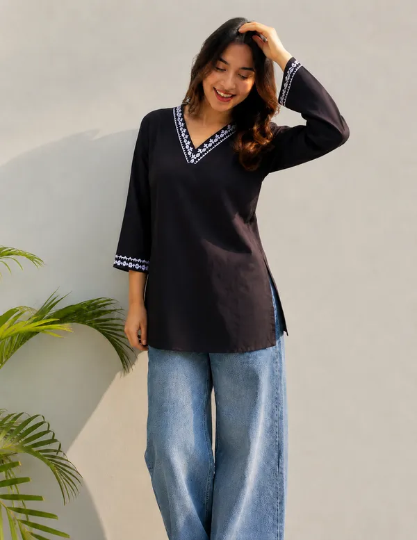 Vestimoni_Women's_Black_Solid_Casual_Short_Kurti