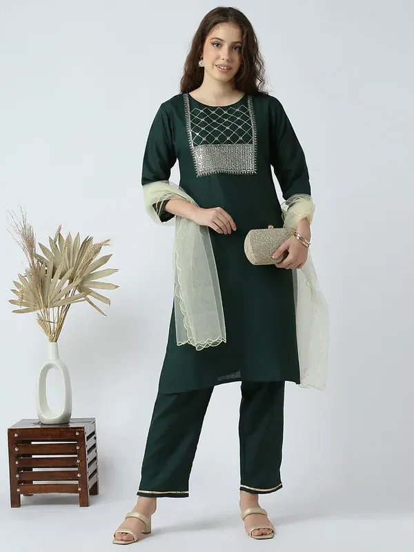 Green_Cotton_Blend_Thread_Embroidered_Kurta_With_Pant_Dupatta_For_Women