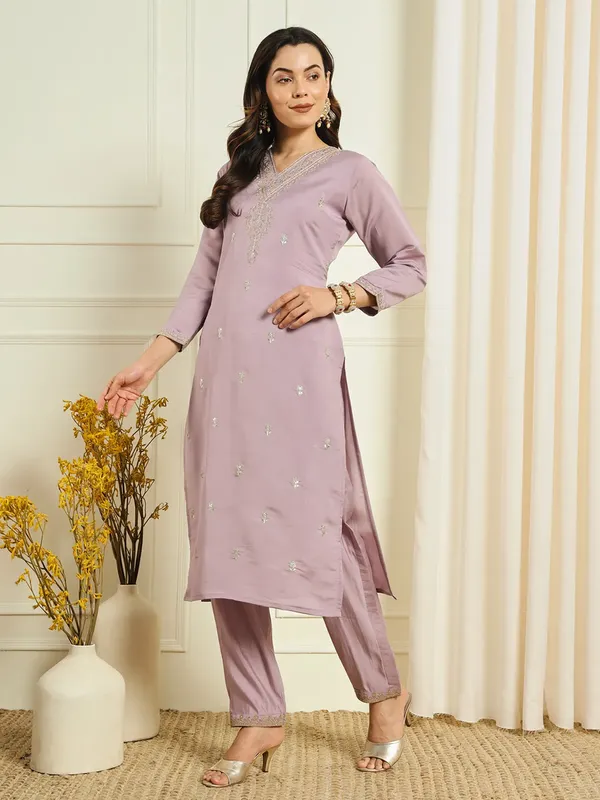 Lavender_Roman_Silk_Thread_Embroidered_Kurta_With_Pant_Dupatta_For_Women