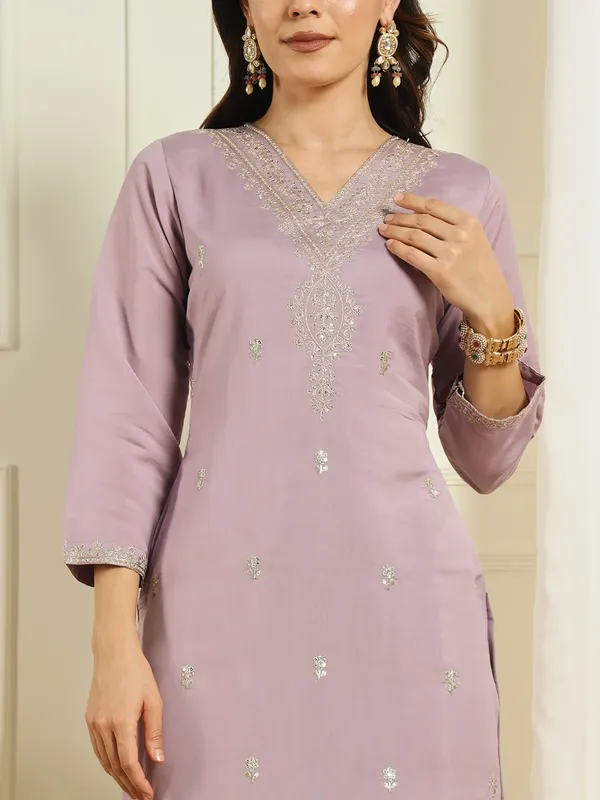 Lavender_Roman_Silk_Thread_Embroidered_Kurta_With_Pant_Dupatta_For_Women