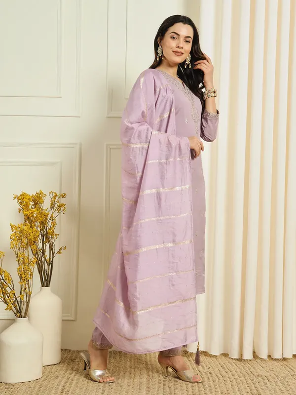Lavender_Roman_Silk_Thread_Embroidered_Kurta_With_Pant_Dupatta_For_Women