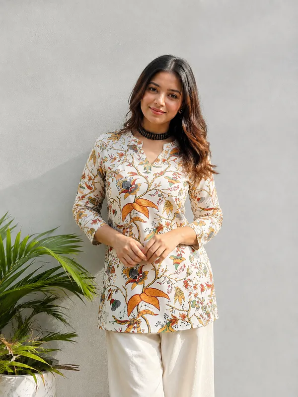 Vestimoni_Nature_Bloom_Printed_Short_Kurti_for_Everyday_Wear