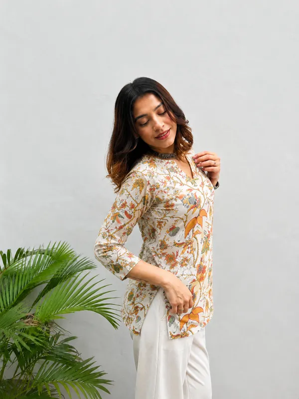 Vestimoni_Nature_Bloom_Printed_Short_Kurti_for_Everyday_Wear