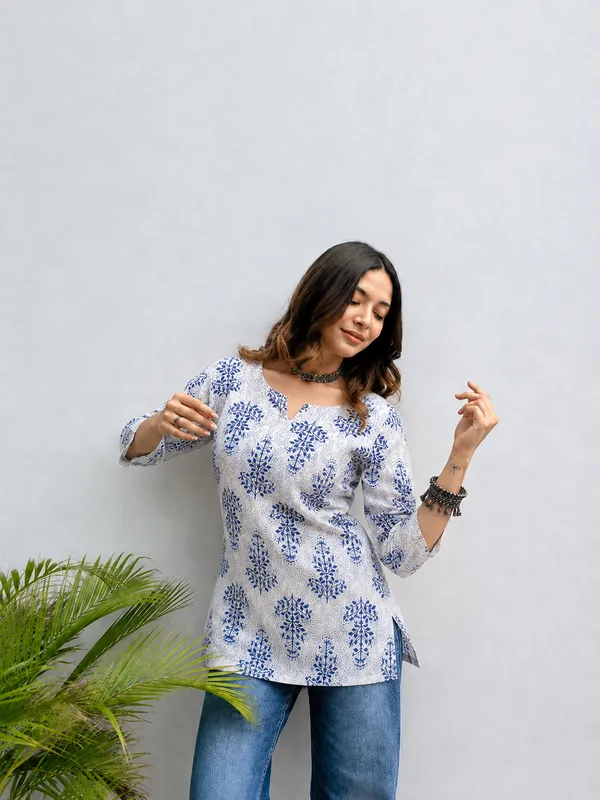 Vestimoni_White_&_Blue_Floral_Cotton_Blend_Short_Kurti_for_Women