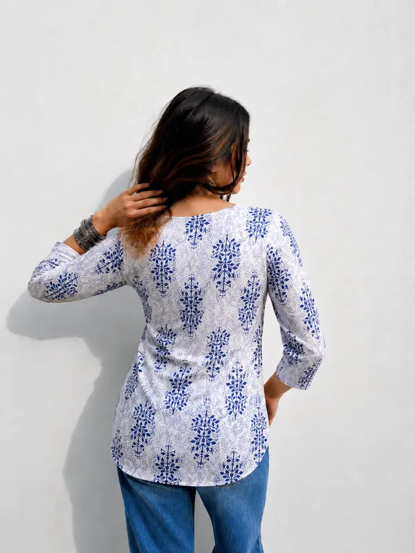 Vestimoni_White_&_Blue_Floral_Cotton_Blend_Short_Kurti_for_Women