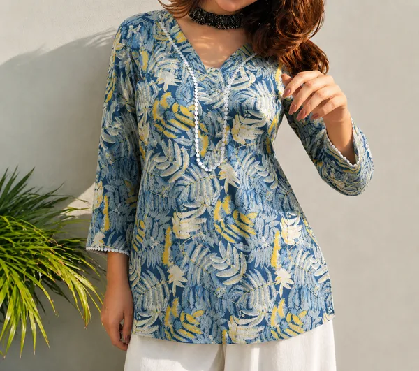 Vestimoni_Women's_Blue_Botanical_Print_Cotton_Short_Kurti
