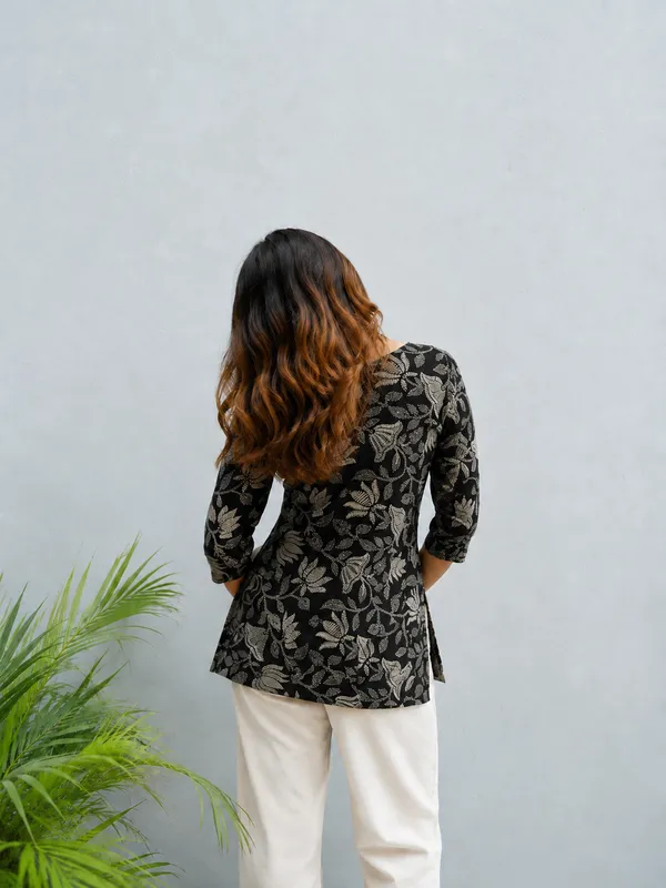 Vestimoni_Women's_Elegant_Black_Leaf_Print_Short_Kurti