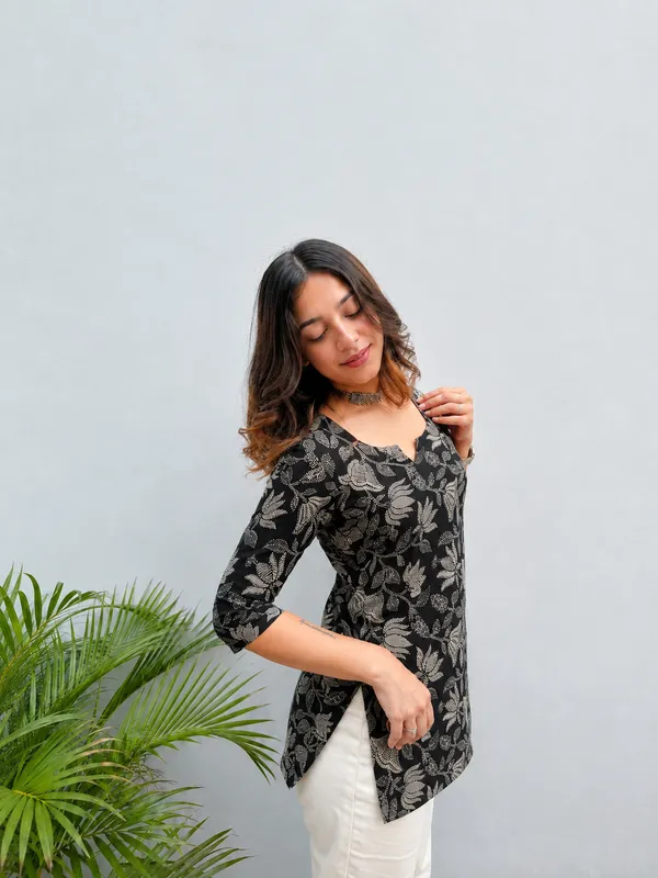Vestimoni_Women's_Elegant_Black_Leaf_Print_Short_Kurti