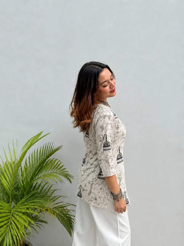 Vestimoni_Women's_Ivory_Abstract_Printed_Cotton_Short_Kurti