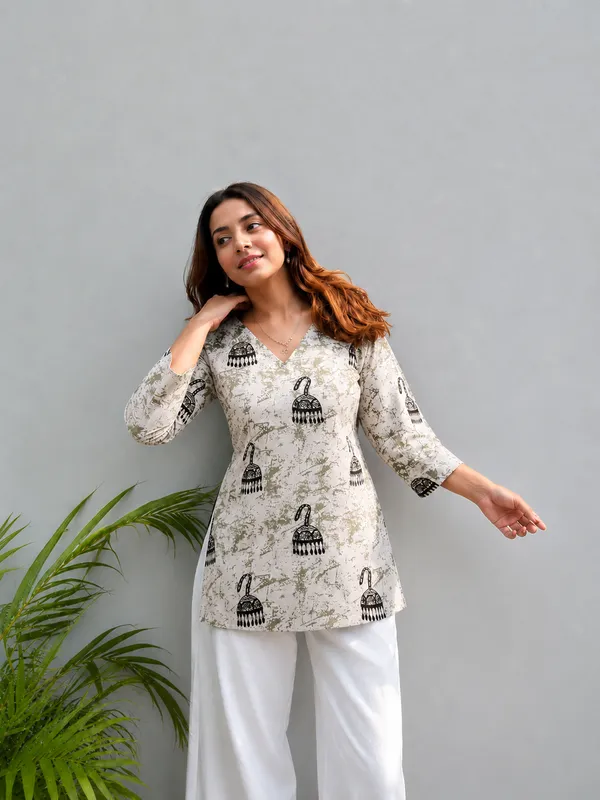 Vestimoni_Women's_Ivory_Abstract_Printed_Cotton_Short_Kurti
