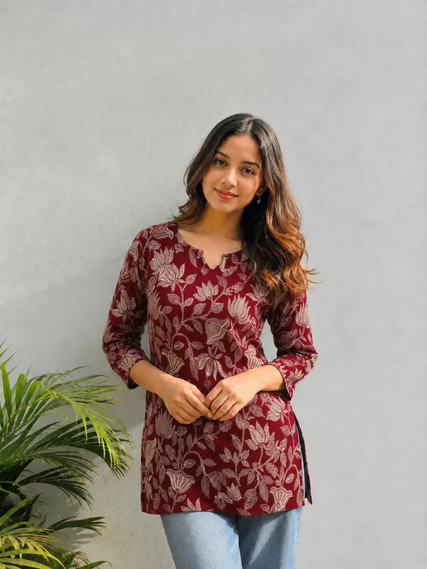 Vestimoni_Women's_Maroon_Floral_Printed_Straight_Short_Kurti