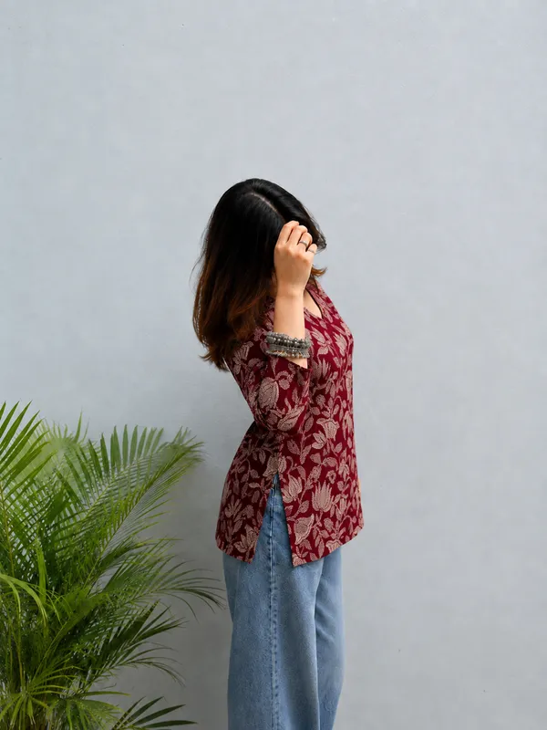 Vestimoni_Women's_Maroon_Floral_Printed_Straight_Short_Kurti