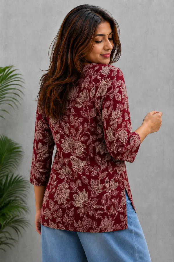 Vestimoni_Women's_Maroon_Floral_Printed_Straight_Short_Kurti