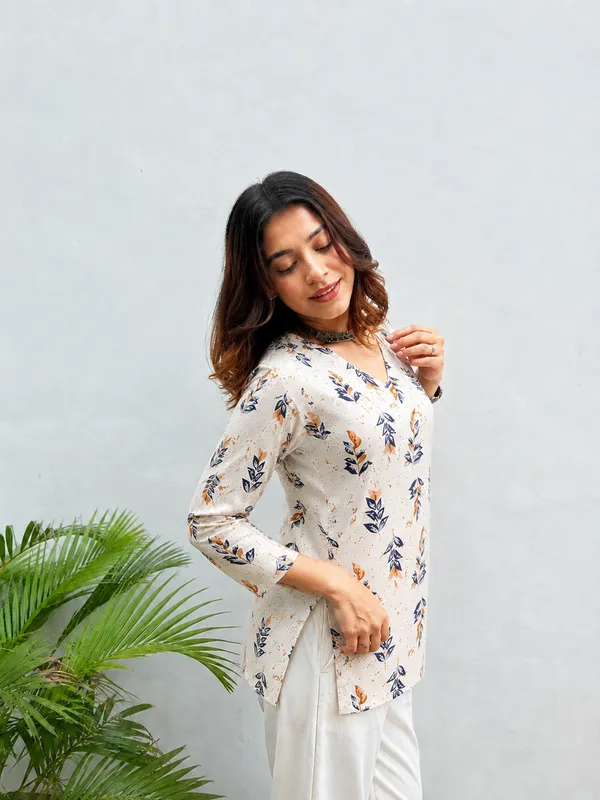 Vestimoni_Women's_Off_White_Leaf_Printed_Cotton_Short_Kurti