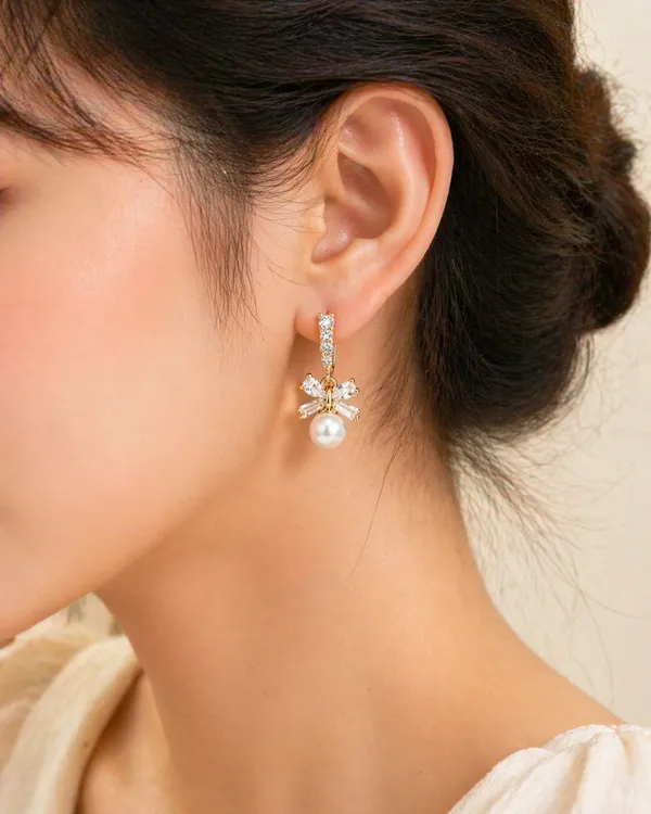 Elegant_Pearl_Drop_Earrings_With_Crystal_Accents