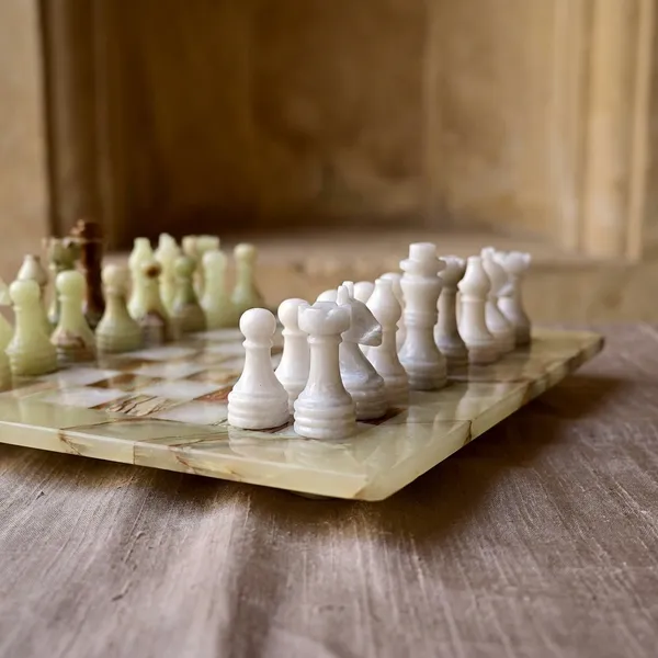 Handcrafted_Marble_Chess_Set_With_Wooden_Base