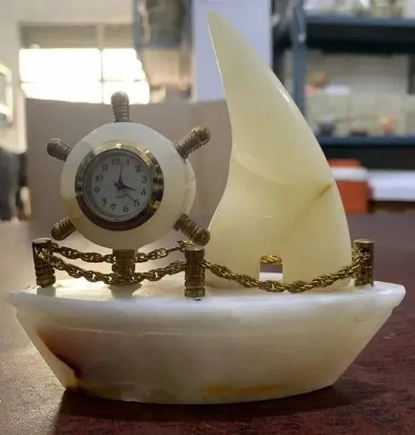 Decorative_Nautical_Ship_Wheel_Clock_With_Sailboat_Design
