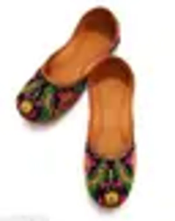 Black_Synthetic_Leather_Jutti_For_Women