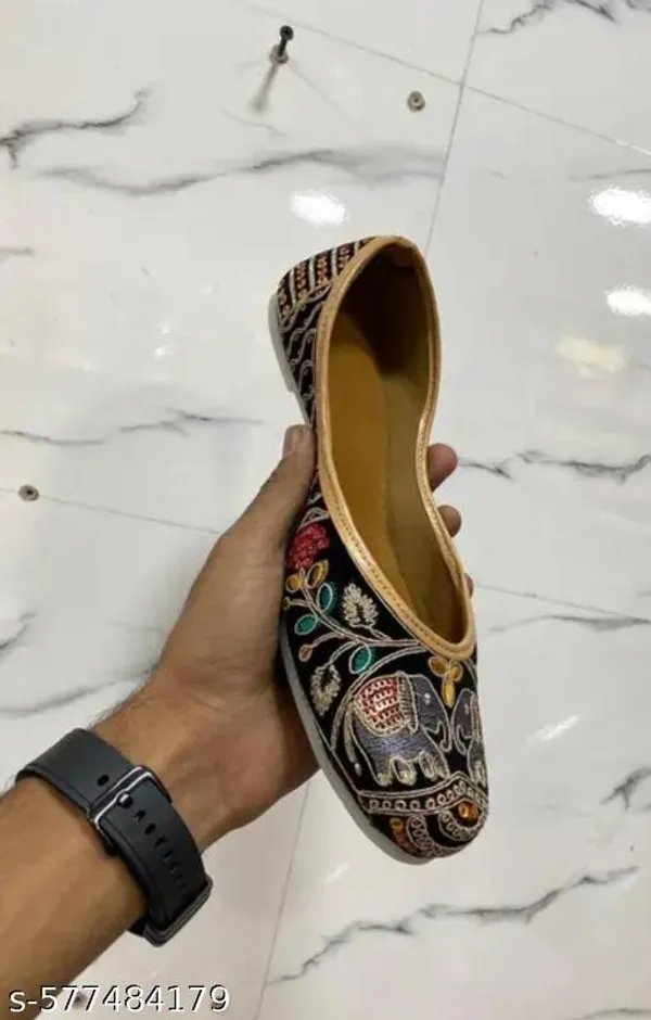 Black_Synthetic_Leather_Jutti_For_Women