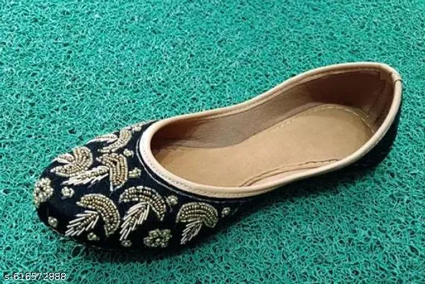 Black_Synthetic_Leather_Jutti_For_Women